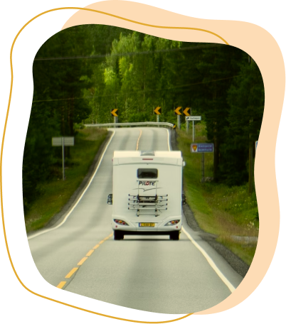 Autocaravana Pilote en carretera entre bosque — alquiler Caravaning Madru